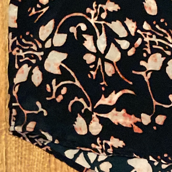 Tolani Dark Blue Silk Top Size Medium - Picture 12 of 13